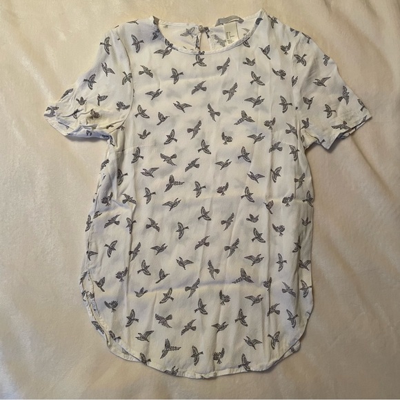 ✨2/$10✨ H&M White Bird Blouse - Picture 1 of 5